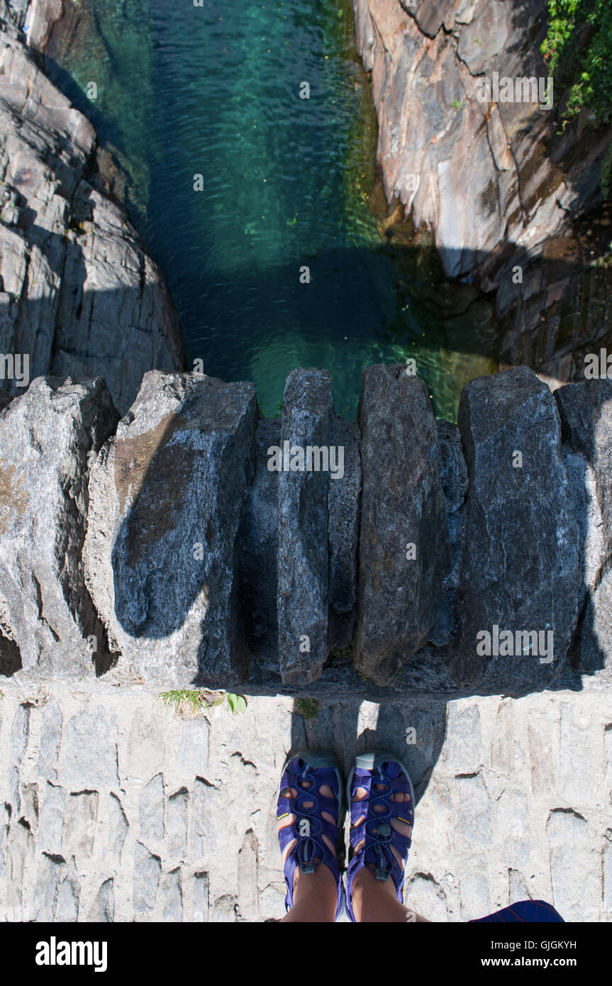 Lavertezzo, Svizzera: la vista del Ponte dei salti, una doppia arcata in pietra Bridge (Ponte dei Salti) costruito intorno al XVII secolo sul fiume Verzasca Foto Stock