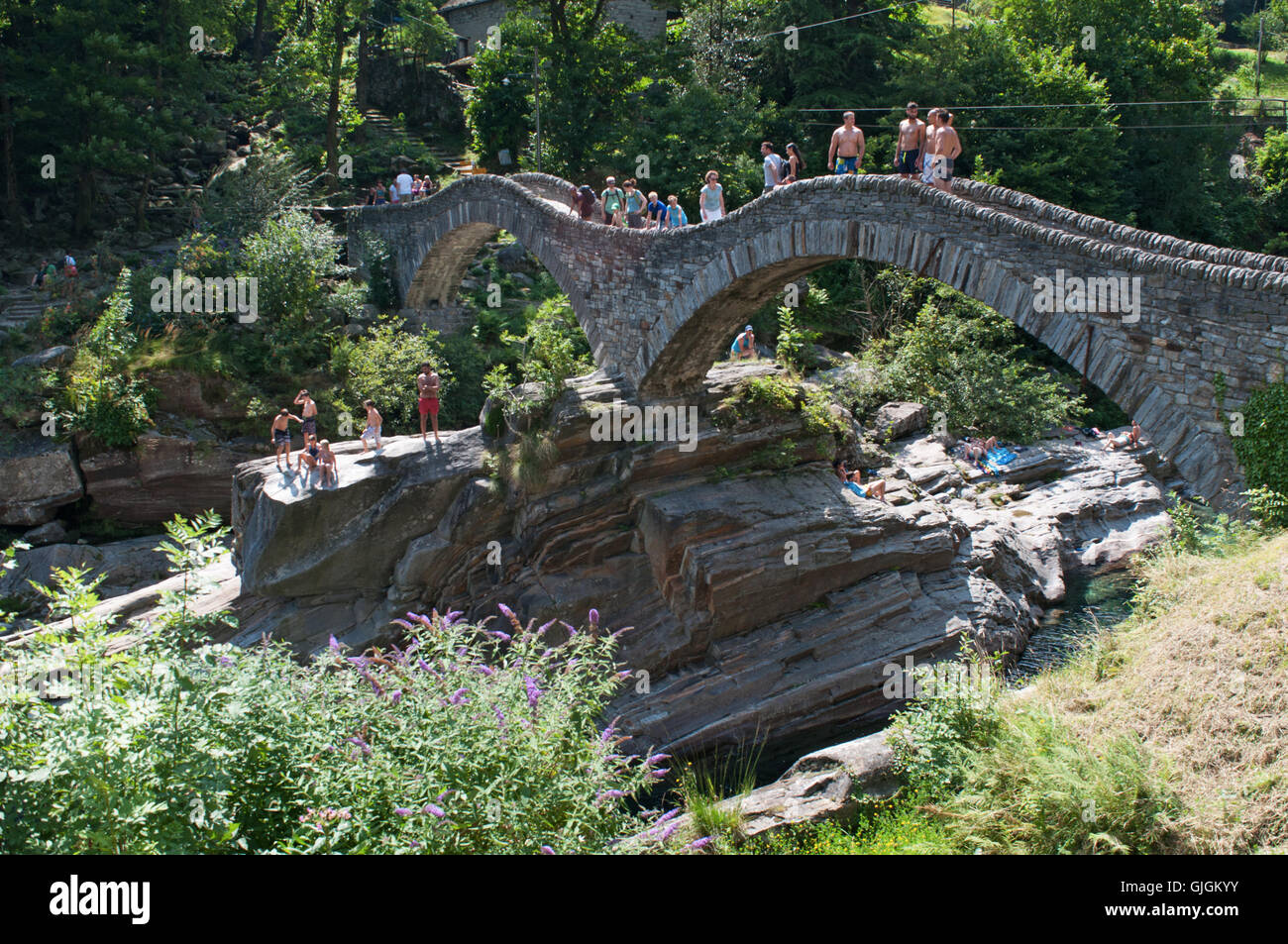 Lavertezzo, Svizzera: la vista del Ponte dei salti, una doppia arcata in pietra Bridge (Ponte dei Salti) costruito intorno al XVII secolo sul fiume Verzasca Foto Stock