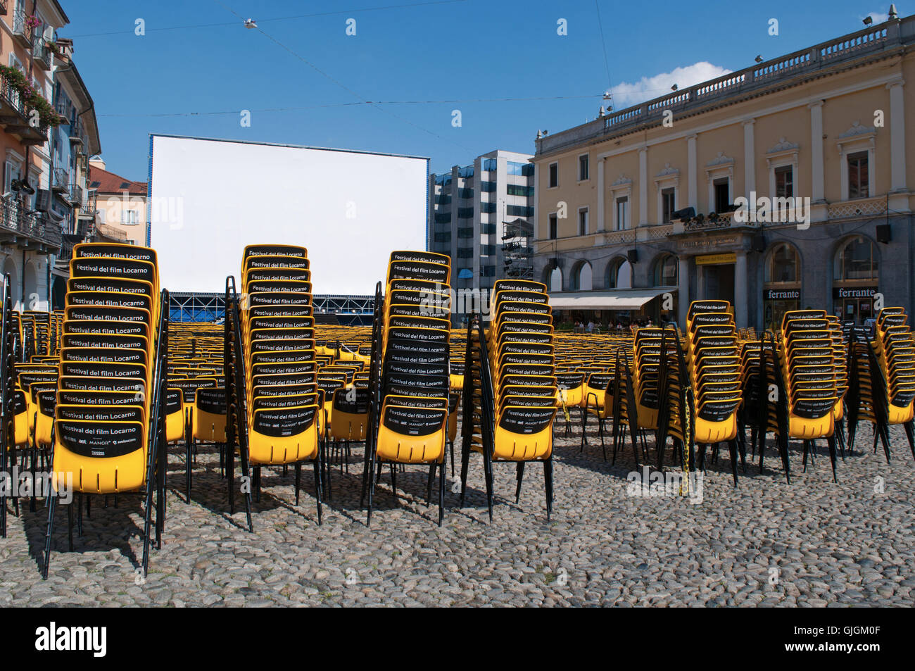Svizzera: le sedie e grande schermo del Film Festival Locarno, un festival cinematografico internazionale che si tiene ogni agosto Foto Stock