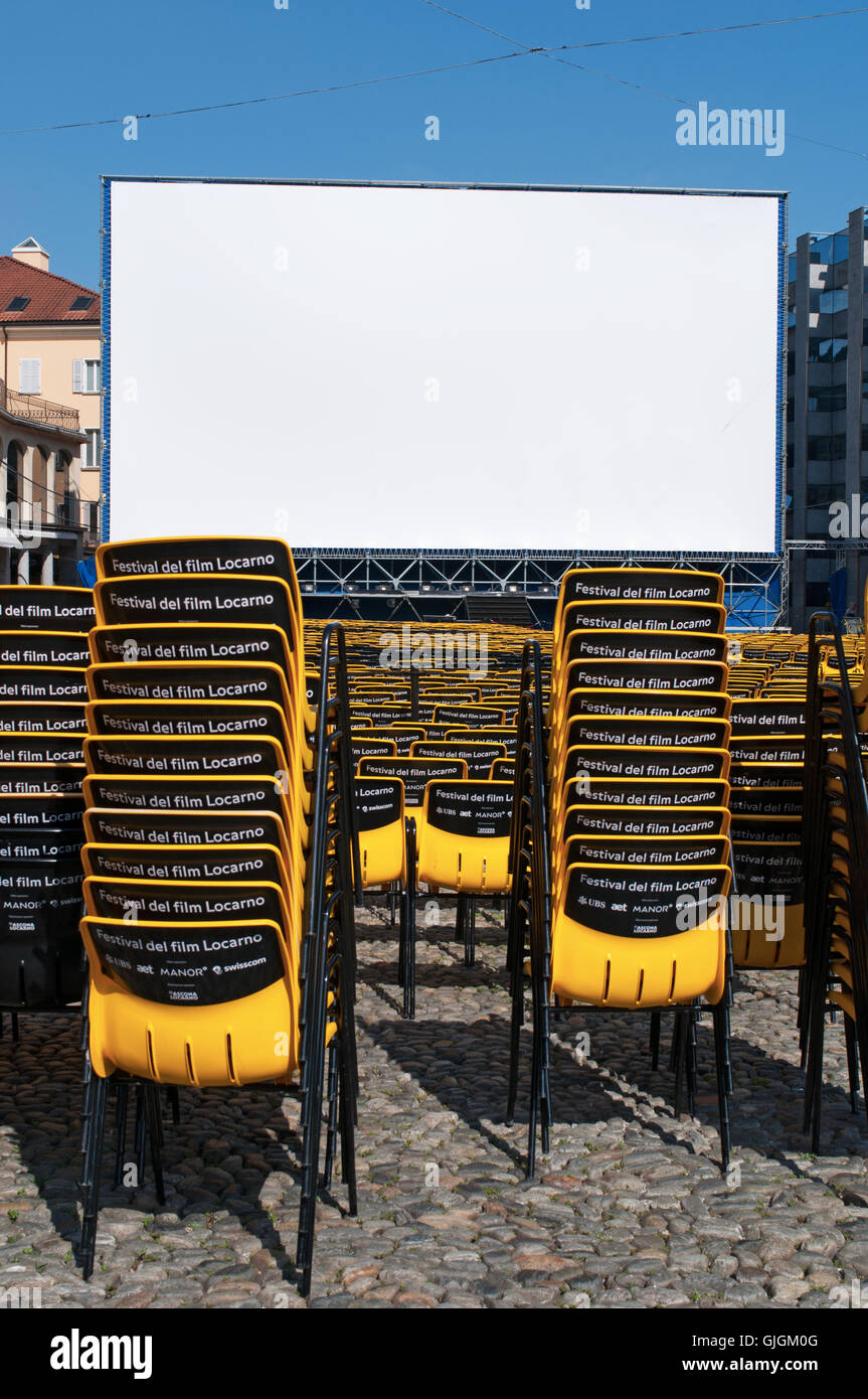 Svizzera: le sedie e grande schermo del Film Festival Locarno, un festival cinematografico internazionale che si tiene ogni agosto Foto Stock
