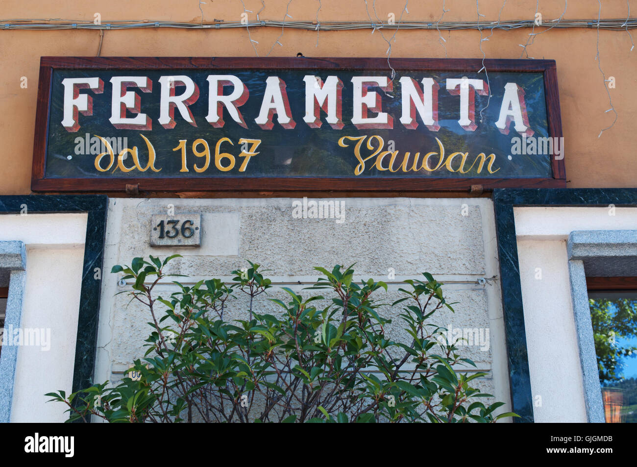 Aosta, Italia: il segno di un ferramenta aperto sin dal 1967 nel centro della capitale della regione autonoma della Valle d'Aosta Foto Stock