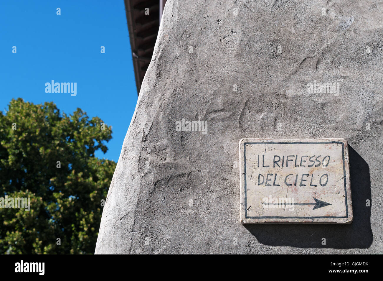 Aosta, Valle d'Aosta, Italia: un segno di ceramica su una parete rivolta verso l'indicazione simbolica il riflesso del cielo Foto Stock