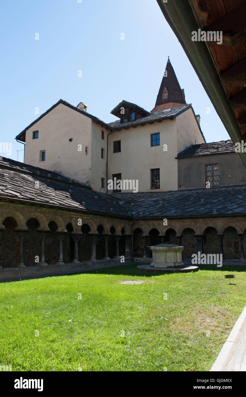 Aosta, Italia: vista del chiostro della chiesa di Sant'Orso, una chiesa Collegiata dedicata a San Ursus di Aosta, pregevole esempio di arte romanica Foto Stock