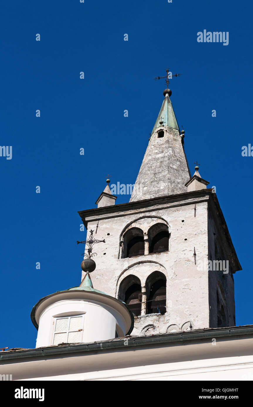 Aosta, Italia: la romanica torre dell orologio della Cattedrale di Aosta, una delle più importanti testimonianze di arte sacra nella storia della Valle d'Aosta Foto Stock