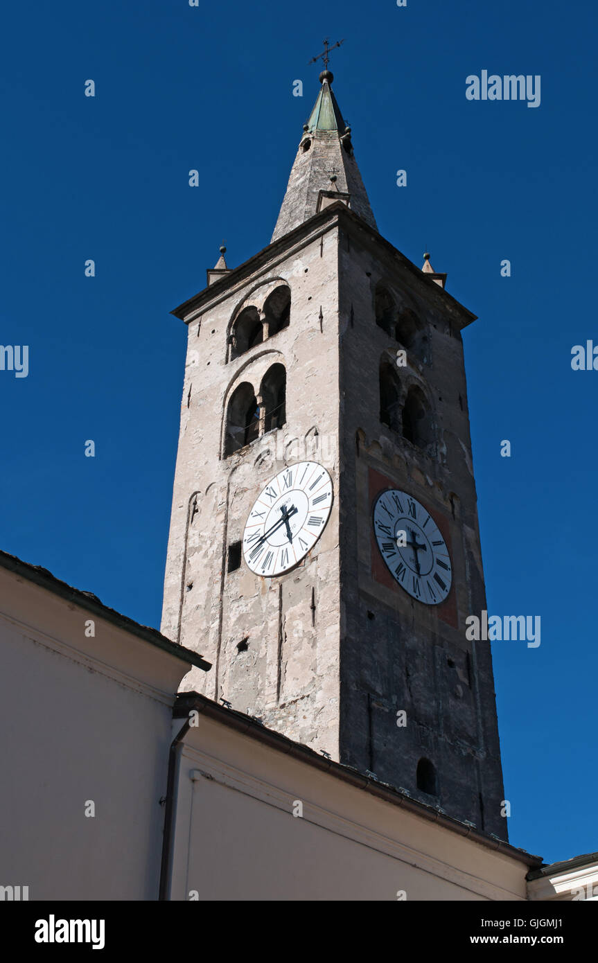 Aosta, Italia: la romanica torre dell orologio della Cattedrale di Aosta, una delle più importanti testimonianze di arte sacra nella storia della Valle d'Aosta Foto Stock