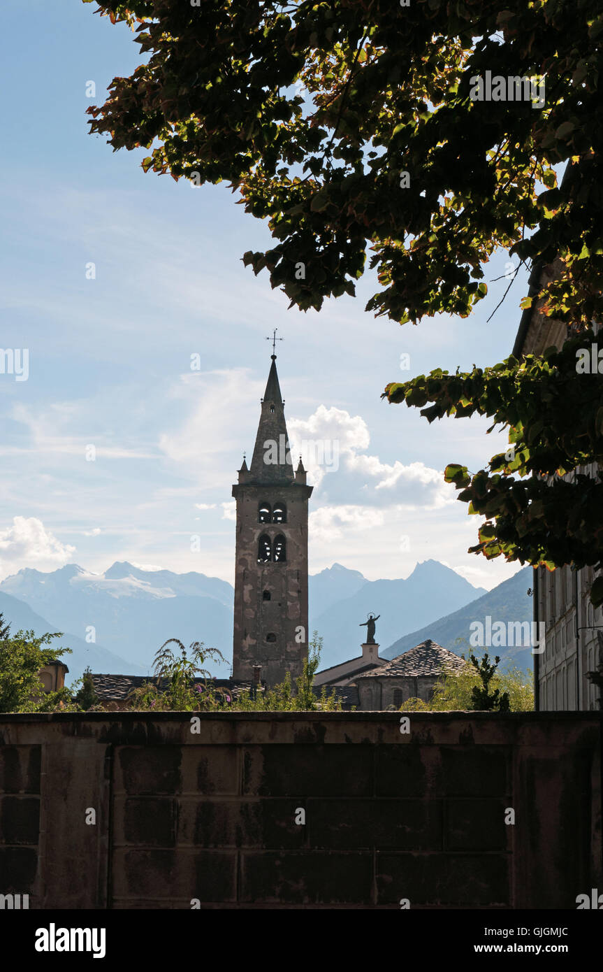 Aosta, Italia: la romanica torre dell orologio della Cattedrale di Aosta, una delle più importanti testimonianze di arte sacra nella storia della Valle d'Aosta Foto Stock