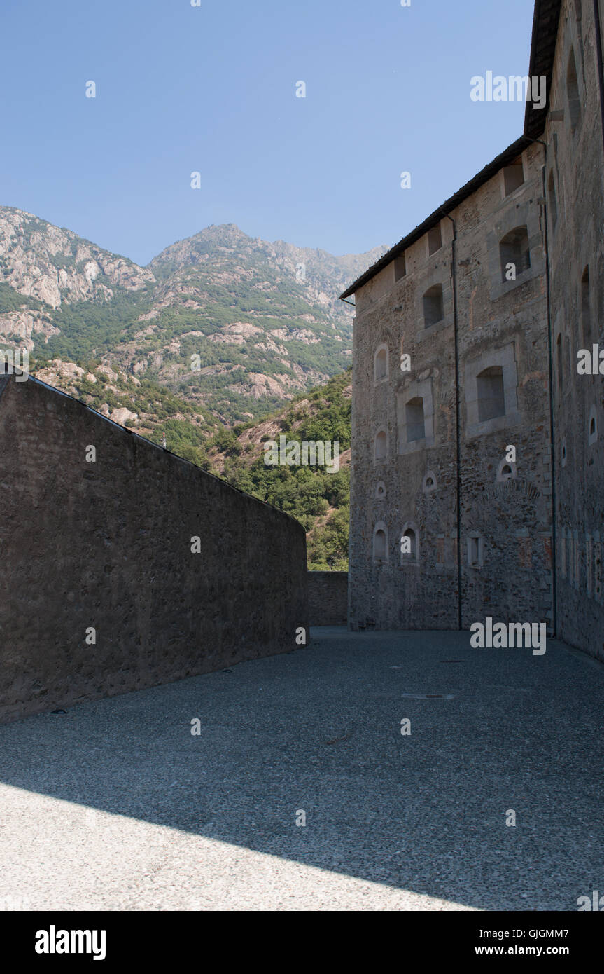 Valle d'Aosta, Italia: veduta del Forte di Bard è un complesso fortificato costruito nel XIX secolo da casa Savoia, utilizzata come posizione in vendicatori Età di Ultron Foto Stock