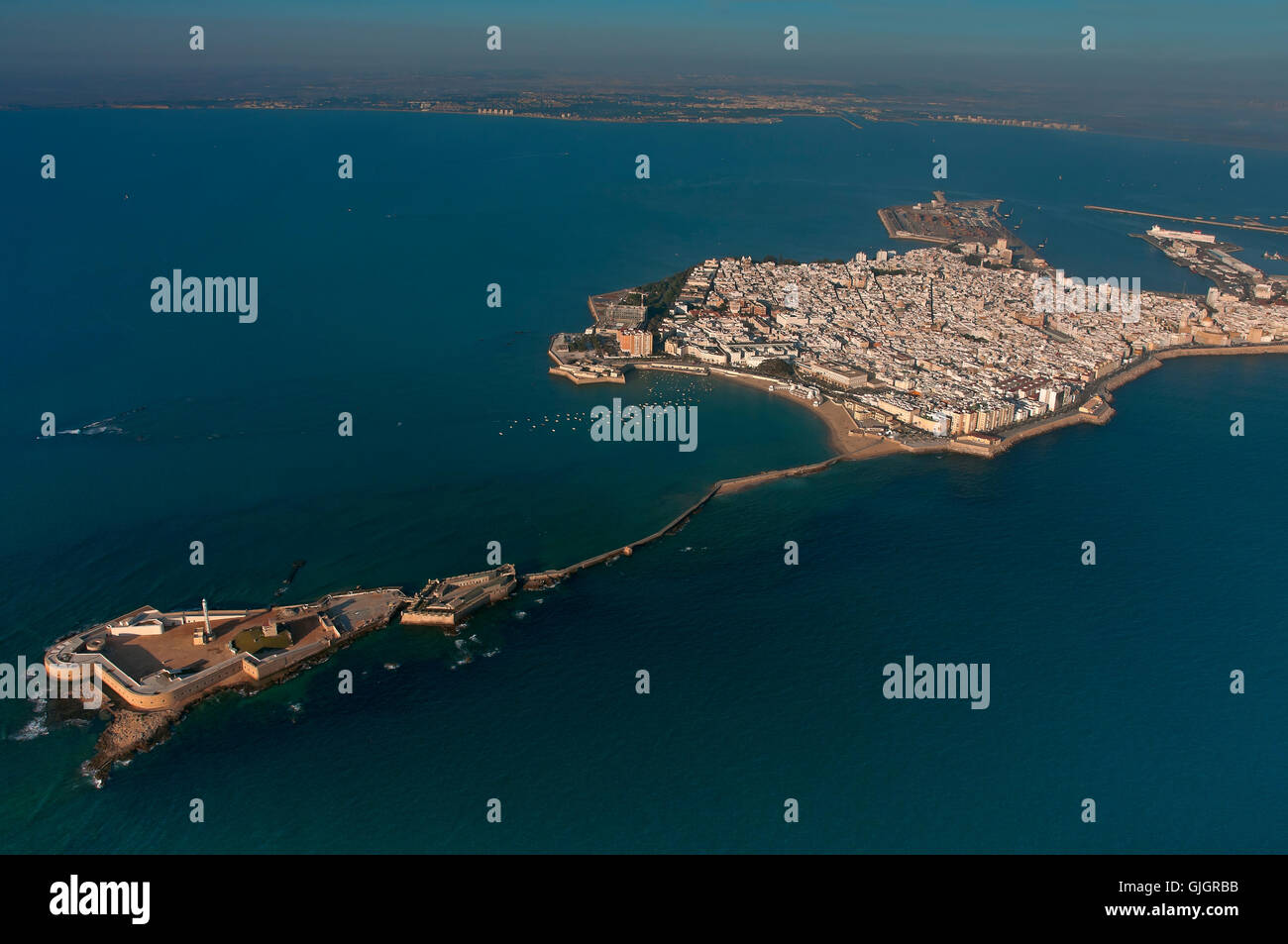 Vista aerea con San Sebastian Castello, Cadiz, regione dell'Andalusia, Spagna, Europa Foto Stock
