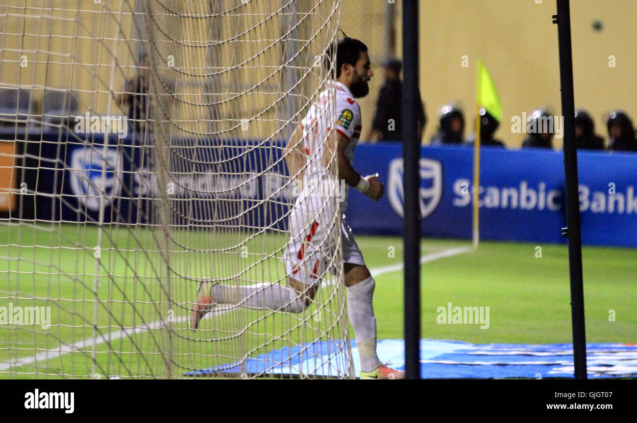 Il Cairo, Egitto. Il 15 agosto, 2016. I giocatori Al-Zamalek v Nigeria Enyimba competere durante la confederazione del calcio africano (CAF) Champions League a Petro Sport Stadium di Cairo, Agosto 15, 2016 © Stringer/immagini APA/ZUMA filo/Alamy Live News Foto Stock