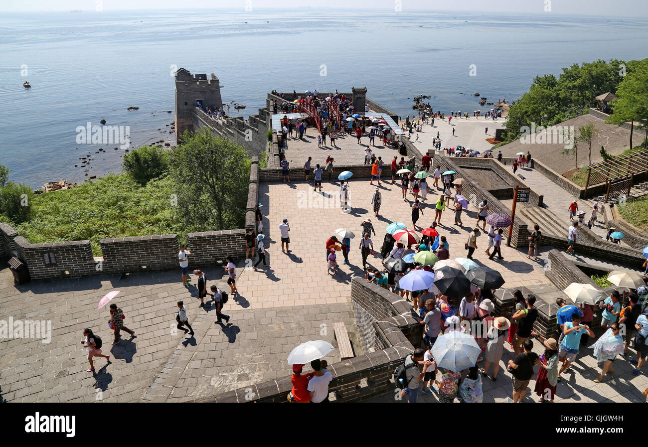 (160816) -- QINHUANGDAO, Agosto 16, 2016 (Xinhua) -- turisti visitano Shanhaiguan Pass, una famosa località turistica nella città di Qinhuangdao, nel nord della Cina di nella provincia di Hebei, Agosto 16, 2016. Le autorità locali ha compiuto grandi sforzi per migliorare l'ambiente turistico di Shanhaiguan nell'anno passato.(Xinhua/Yang Shiyao) (mp) Foto Stock