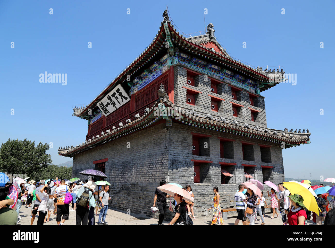 (160816) -- QINHUANGDAO, Agosto 16, 2016 (Xinhua) -- turisti visitano Shanhaiguan Pass, una famosa località turistica nella città di Qinhuangdao, nel nord della Cina di nella provincia di Hebei, Agosto 16, 2016. Le autorità locali ha compiuto grandi sforzi per migliorare l'ambiente turistico di Shanhaiguan nell'anno passato.(Xinhua/Yang Shiyao) (mp) Foto Stock
