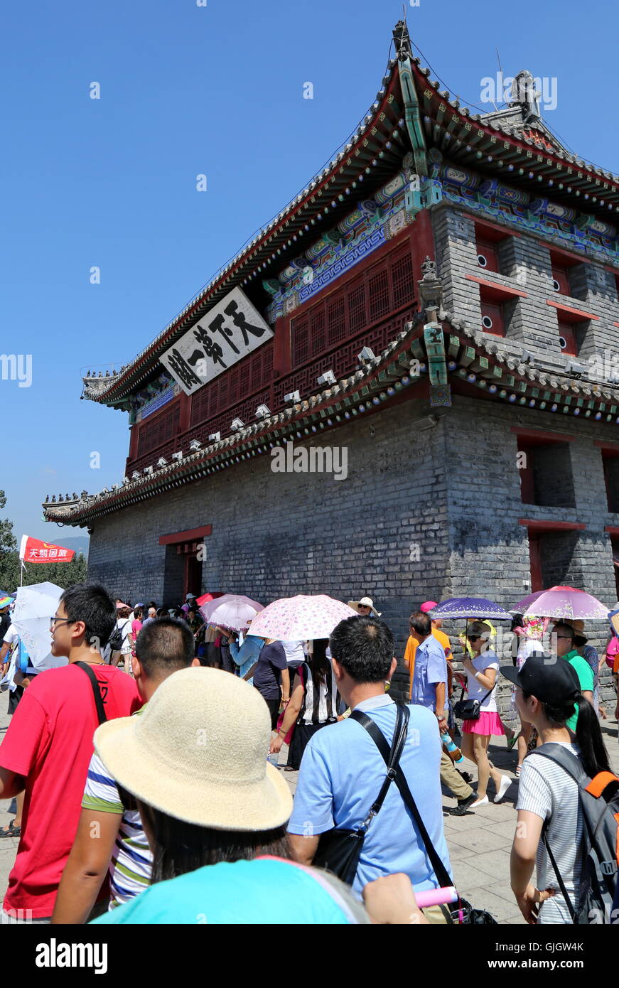 (160816) -- QINHUANGDAO, Agosto 16, 2016 (Xinhua) -- turisti visitano Shanhaiguan Pass, una famosa località turistica nella città di Qinhuangdao, nel nord della Cina di nella provincia di Hebei, Agosto 16, 2016. Le autorità locali ha compiuto grandi sforzi per migliorare l'ambiente turistico di Shanhaiguan nell'anno passato.(Xinhua/Yang Shiyao) (mp) Foto Stock