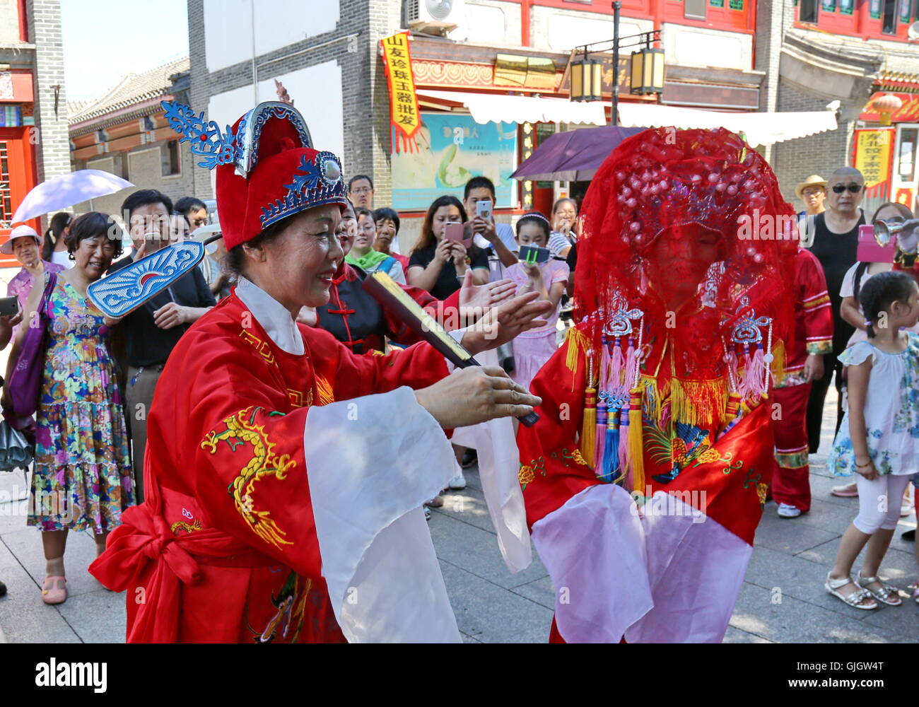 (160816) -- QINHUANGDAO, Agosto 16, 2016 (Xinhua) -- i turisti guarda le prestazioni folk a Shanhaiguan Pass, una famosa località turistica nella città di Qinhuangdao, nel nord della Cina di nella provincia di Hebei, Agosto 16, 2016. Le autorità locali ha compiuto grandi sforzi per migliorare l'ambiente turistico di Shanhaiguan nell'anno passato.(Xinhua/Yang Shiyao) (mp) Foto Stock