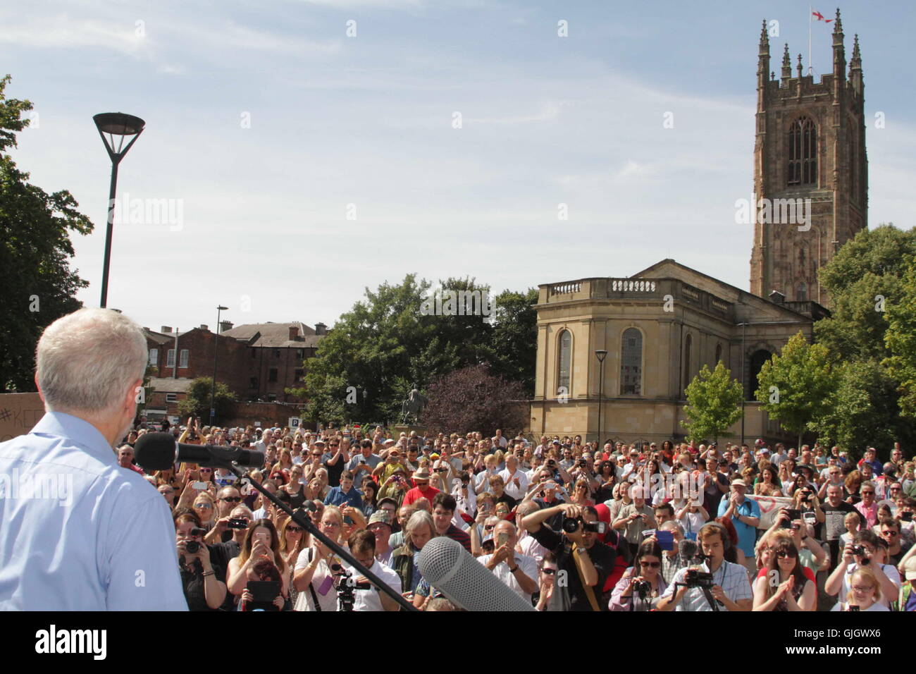 Derby, Regno Unito. Il 16 agosto, 2016. Tenere Corbyn rally in Derby, Regno Unito.leader laburista Jeremy Corbyn parla di un'mantenere Corbyn' rally a cattedrale verde, Cathedral Quarter, Derby. Credito: Bliss Lane/Alamy Live News Foto Stock