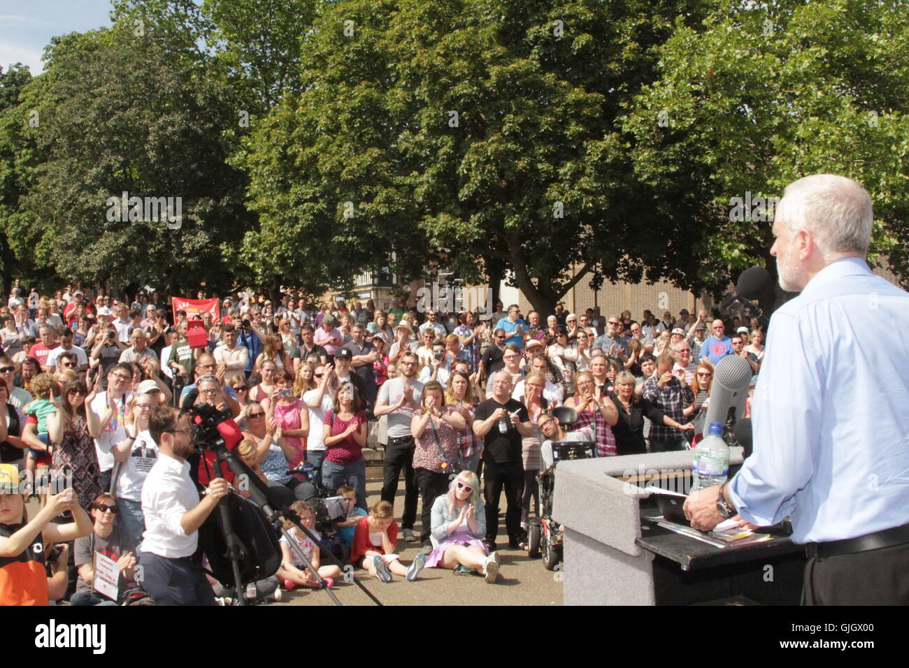 Derby, Regno Unito. Il 16 agosto, 2016. Tenere Corbyn rally in Derby, Regno Unito.leader laburista Jeremy Corbyn parla di un'mantenere Corbyn' rally a cattedrale verde, Cathedral Quarter, Derby. Credito: Bliss Lane/Alamy Live News Foto Stock