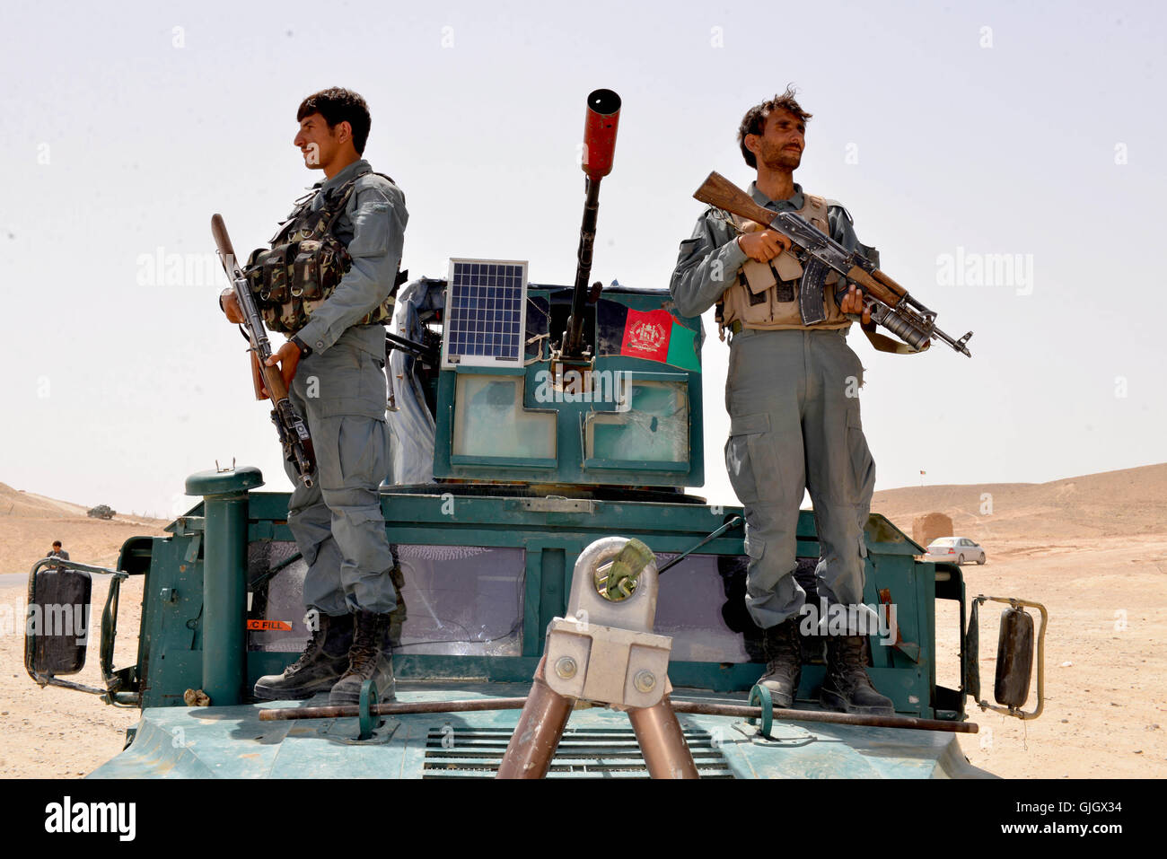 A Kandahar, Afghanistan. Il 15 agosto, 2016. Afghan membri delle forze di sicurezza stand su un veicolo militare durante una operazione militare nella provincia di Kandahar, Afghanistan, 15 agosto 2016. Circa 82 militanti erano stati uccisi e 64 altri feriti come le forze di sicurezza afgane lanciato su ampia scala le operazioni entro le ultime 24 ore in 17 del paese l'34 province, il paese del Ministero della Difesa ha detto martedì. © Sanaullah Seiam/Xinhua/Alamy Live News Foto Stock