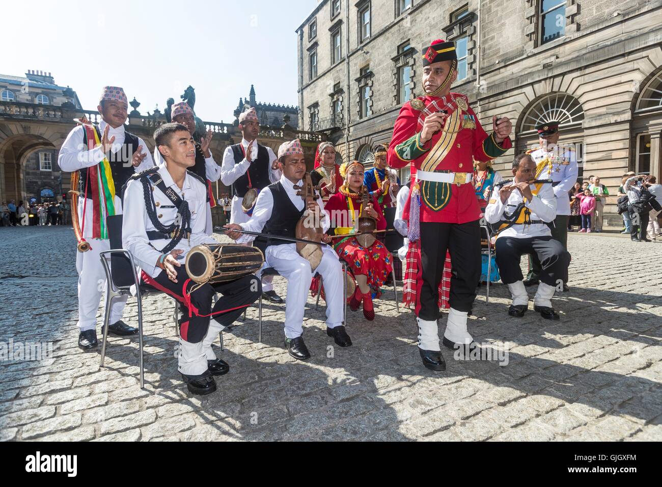 Edimburgo, Scozia, Regno Unito. Il 16 agosto, 2016. Il Nepal Army Band eseguire un frammento di codice da questo anno la Royal Edinburgh Tattoo militare per la città di Lord Provost Donald Wilson presso la City Chambers Credit: Richard Dyson/Alamy Live News Foto Stock