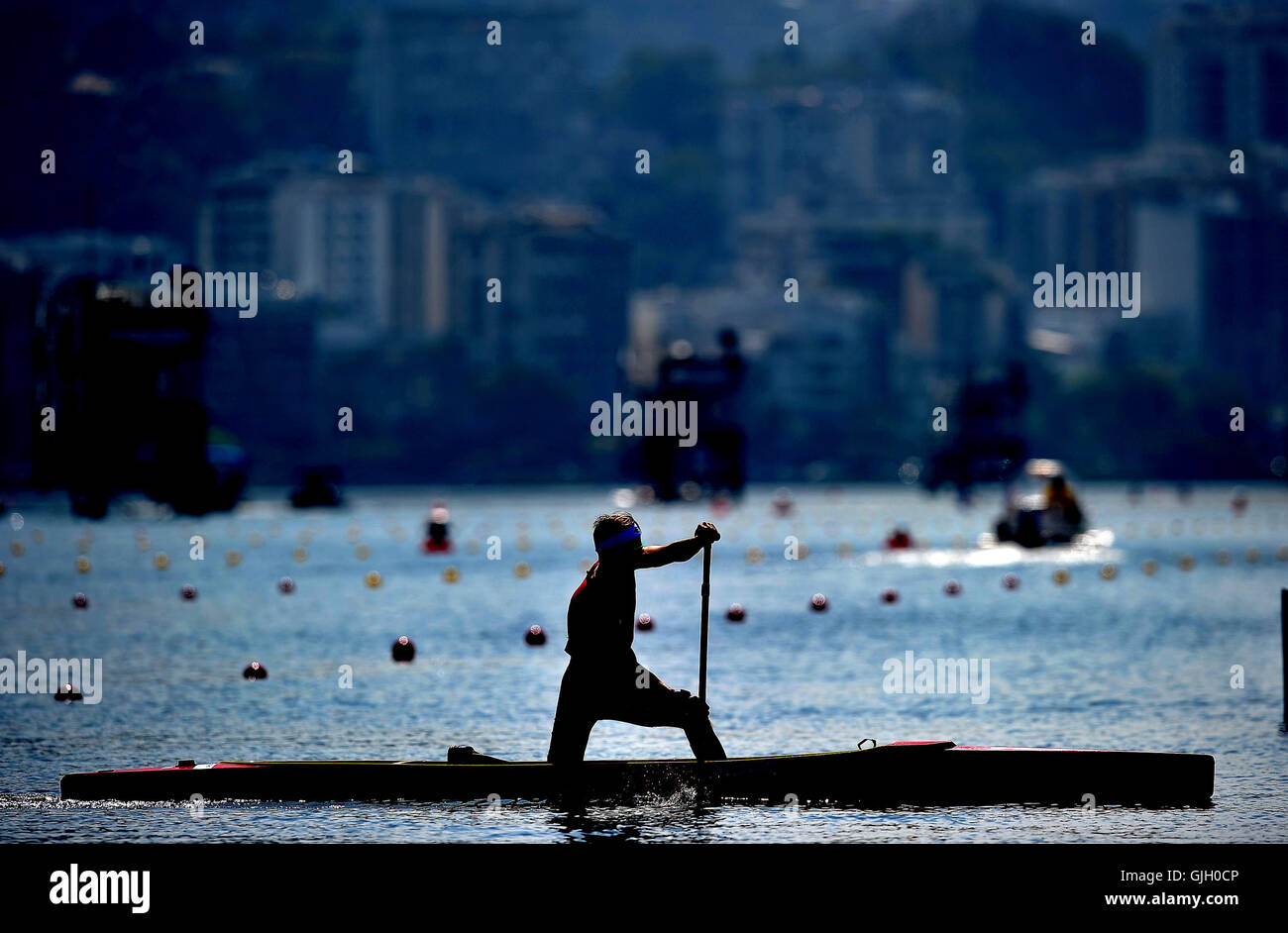 Rio de Janeiro, Brasile. Il 16 agosto, 2016. Una canoa sul lago in silhouette. Womens kayak doppio 500m. B finale. Lagoa lago. Rio de Janeiro. Il Brasile. 16/08/2016. Credito: Sport In immagini/Alamy Live News Foto Stock