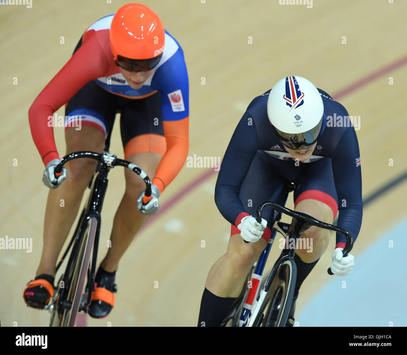 Rio de Janeiro, Brasile. 16 Ago, 2016. Katy Marchant di Gran Bretagna (R) e Elis Ligtlee dei Paesi Bassi in azione durante la donna sprint semifinali del Rio 2016 Giochi Olimpici ciclismo su pista gli eventi al velodromo a Rio de Janeiro, Brasile, 16 agosto 2016. Foto: Felix Kaestle/dpa/Alamy Live News Foto Stock