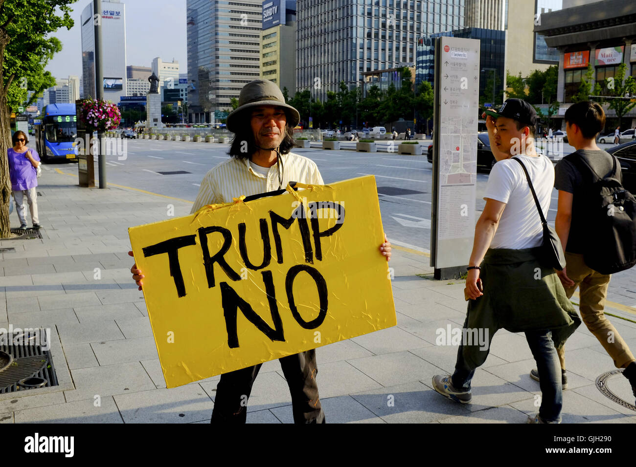 Seoul, Corea del Sud. 16 Ago, 2016. Un manifestante stand con nessun segno vincente di fronte all ambasciata degli Stati Uniti a Seul, Corea del Sud © Min Won-Ki/ZUMA filo/Alamy Live News Foto Stock