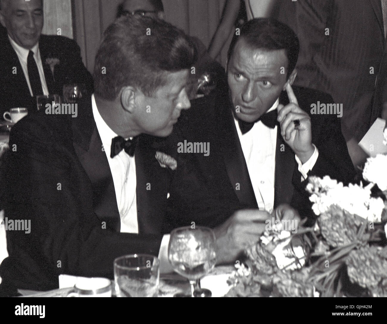 Los Angeles, California, USA. 10 Luglio, 1960. Stati Uniti il senatore John F. Kennedy (democratico del Massachusetts), a sinistra e animatore di Frank Sinatra, destra, al Black Tie Comitato democratico cena presso il Beverly Hilton Hotel di Los Angeles, California, Domenica, 10 luglio 1960.Credit: Benjamin E. ''Gene'' Forte/CNP © Benjamin E. ''Gene'' Forte/CNP/ZUMA filo/Alamy Live News Foto Stock