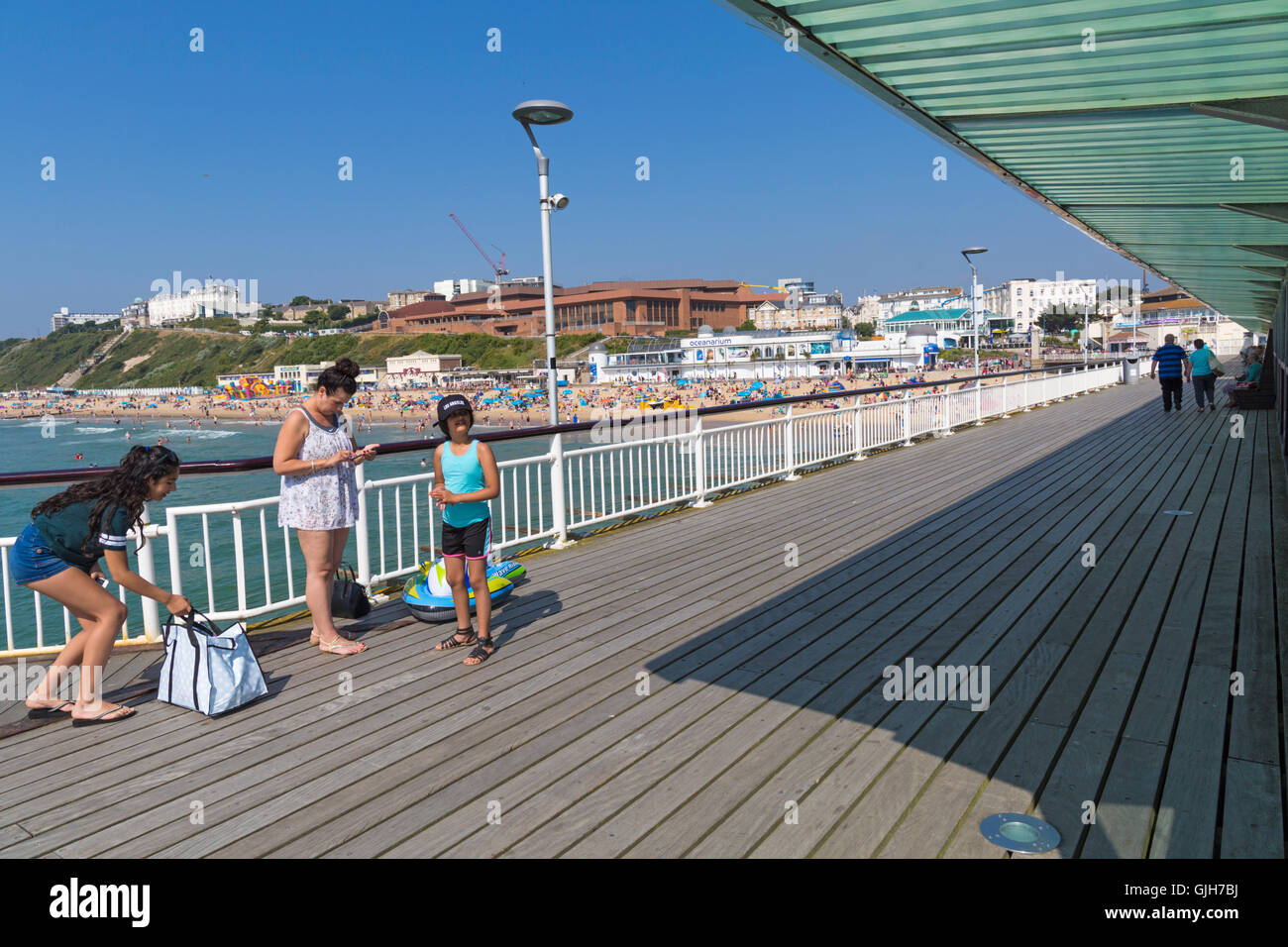 Bournemouth Dorset, Regno Unito. 17 Ago, 2016. Meteo REGNO UNITO: Glorioso acqua calda giornata di sole come la folla la testa per il mare e si divertono a Bournemouth Beach sotto il sole con temperature in aumento ulteriore per un mini ondata di caldo. Molti più visitatori sono attesi nei prossimi giorni come il Bournemouth Air Festival inizia domani. Credito: Carolyn Jenkins/Alamy Live News Foto Stock