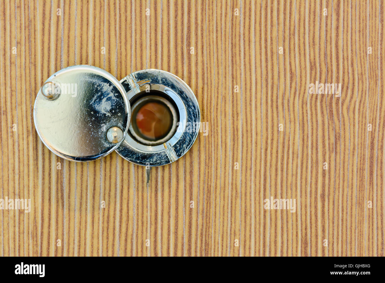 Occhio magico sulla porta per vedere fuori porta Foto Stock