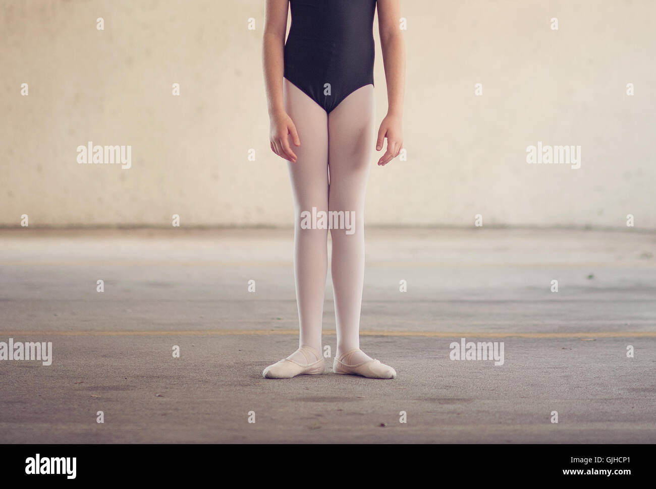 Ballerina ragazza in piedi in prima posizione Foto Stock