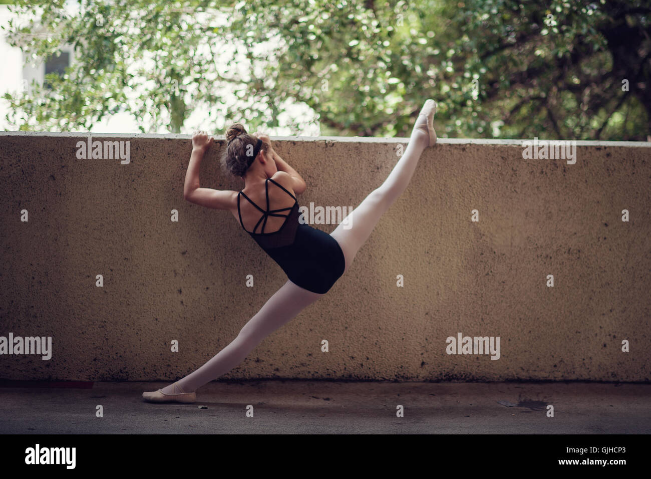 Ballerina parete di contenimento e stretching Foto Stock