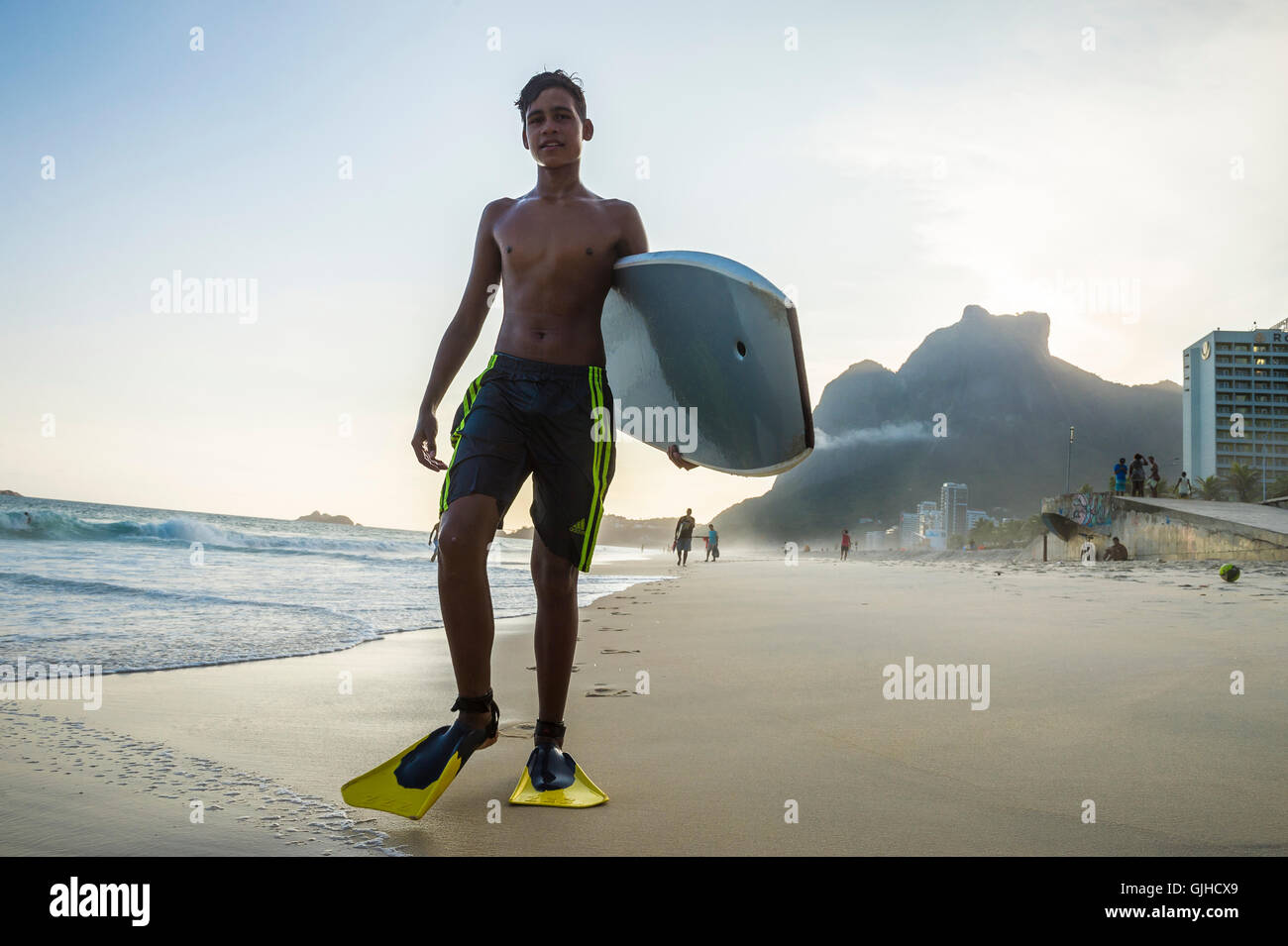 RIO DE JANEIRO - 8 Marzo 2016: il giovane brasiliano carioca bodyboarder passeggiate nelle onde su São Conrado Beach. Foto Stock