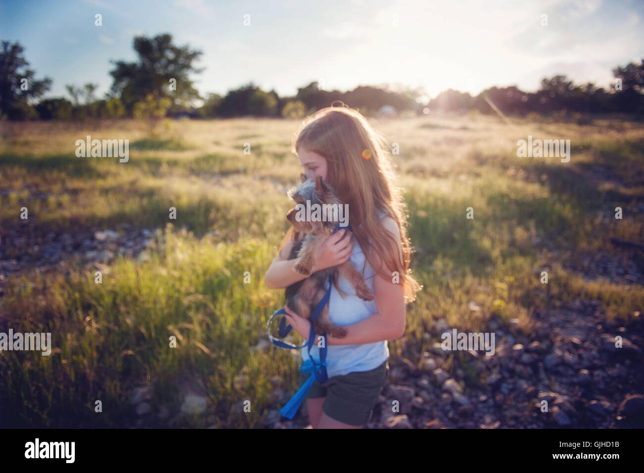 La ragazza che porta il suo cane su escursione Foto Stock