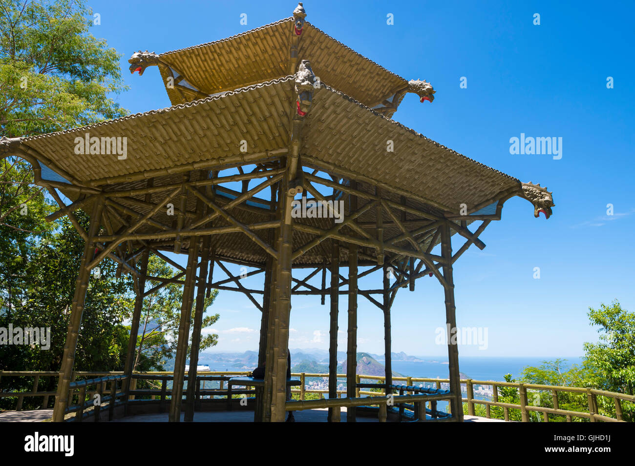 Vista attraverso il bambù tradizionali ispirati alla pagoda cinese architettura della Vista Chinesa scenic si affacciano a Rio de Janeirov Foto Stock