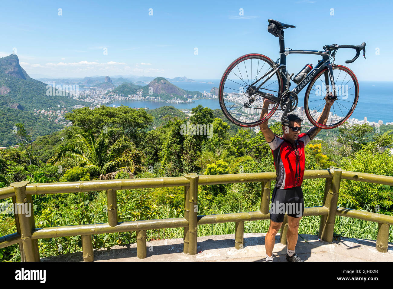 RIO DE JANEIRO - Febbraio 24, 2015: ciclista pone con la sua bicicletta aloft dopo la ripida salita per la Vista Chinesa. Foto Stock