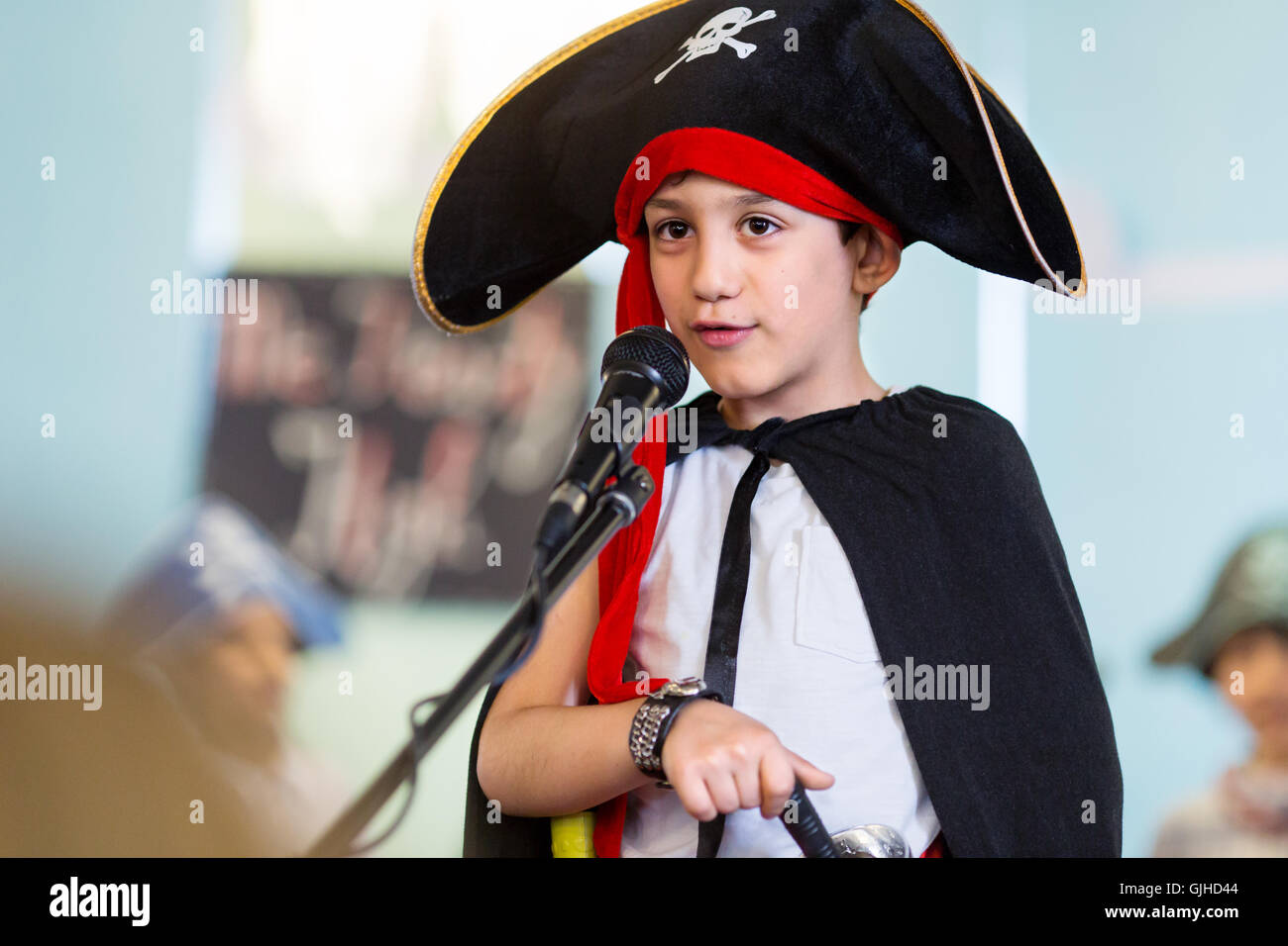 Ragazzo vestito come un pirata di eseguire sul palco Foto Stock