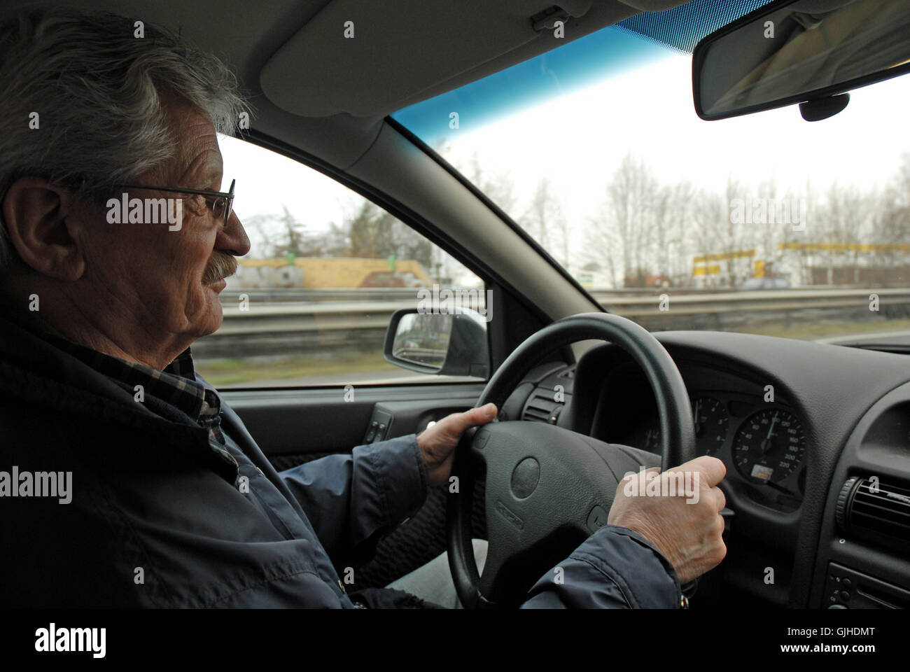 Auto-powered senior Foto Stock