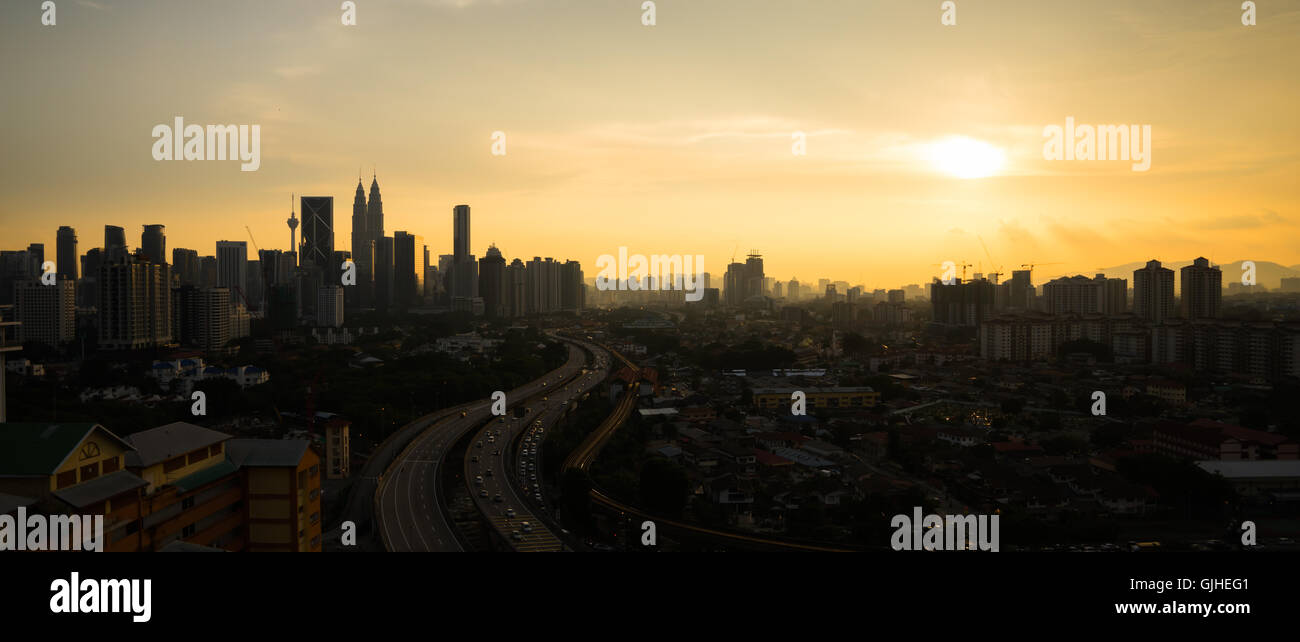 Tramonto sulla skyline della città, Kuala Lumpur, Malesia Foto Stock