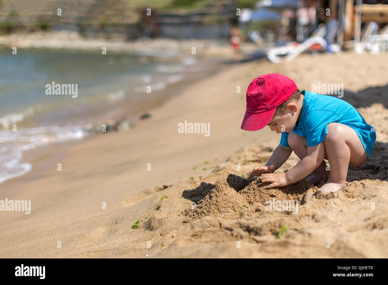 Ragazzo costruire castelli di sabbia sulla spiaggia, Sozopol Bulgaria Foto Stock