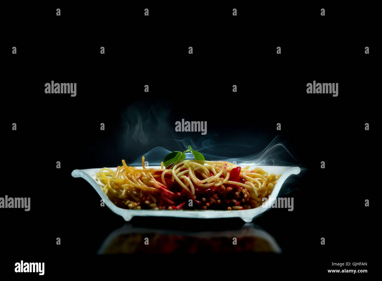 Sezione trasversale di spaghetti alla bolognese nel recipiente Foto Stock
