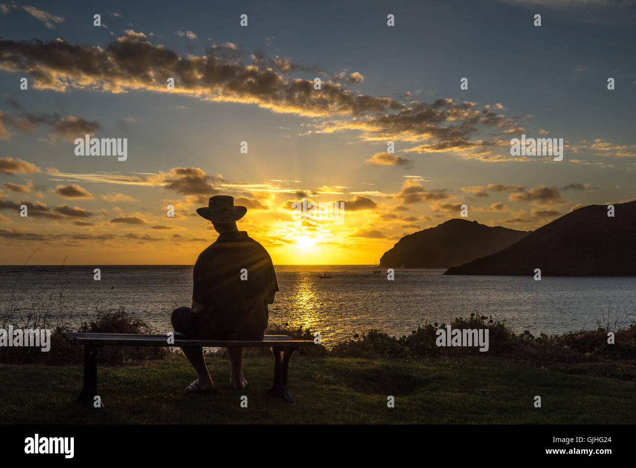 Silhouette di uomo che guarda al tramonto, Isola di Lord Howe, Nuovo Galles del Sud, Australia Foto Stock