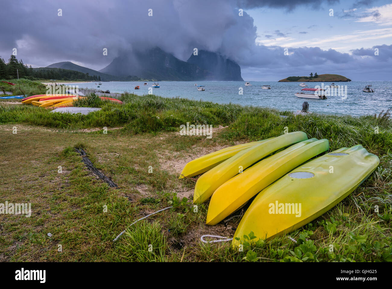 Canoe sulla spiaggia, Isola di Lord Howe, Nuovo Galles del Sud, Australia Foto Stock