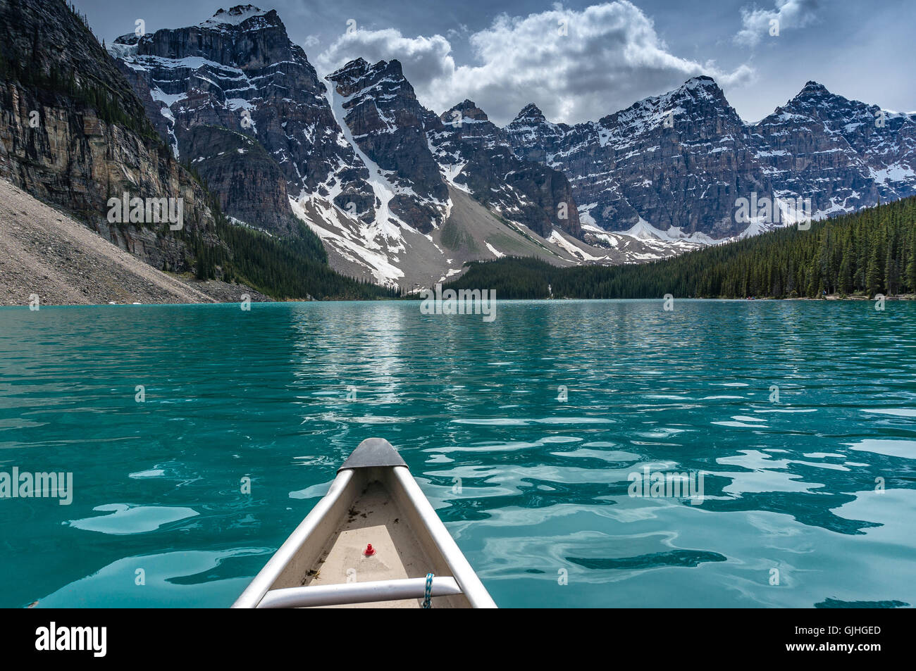 Canoa verso la valle di dieci picchi sul Lago Moraine, Canadian Rockies, il Parco Nazionale di Banff, Alberta, Canada Foto Stock