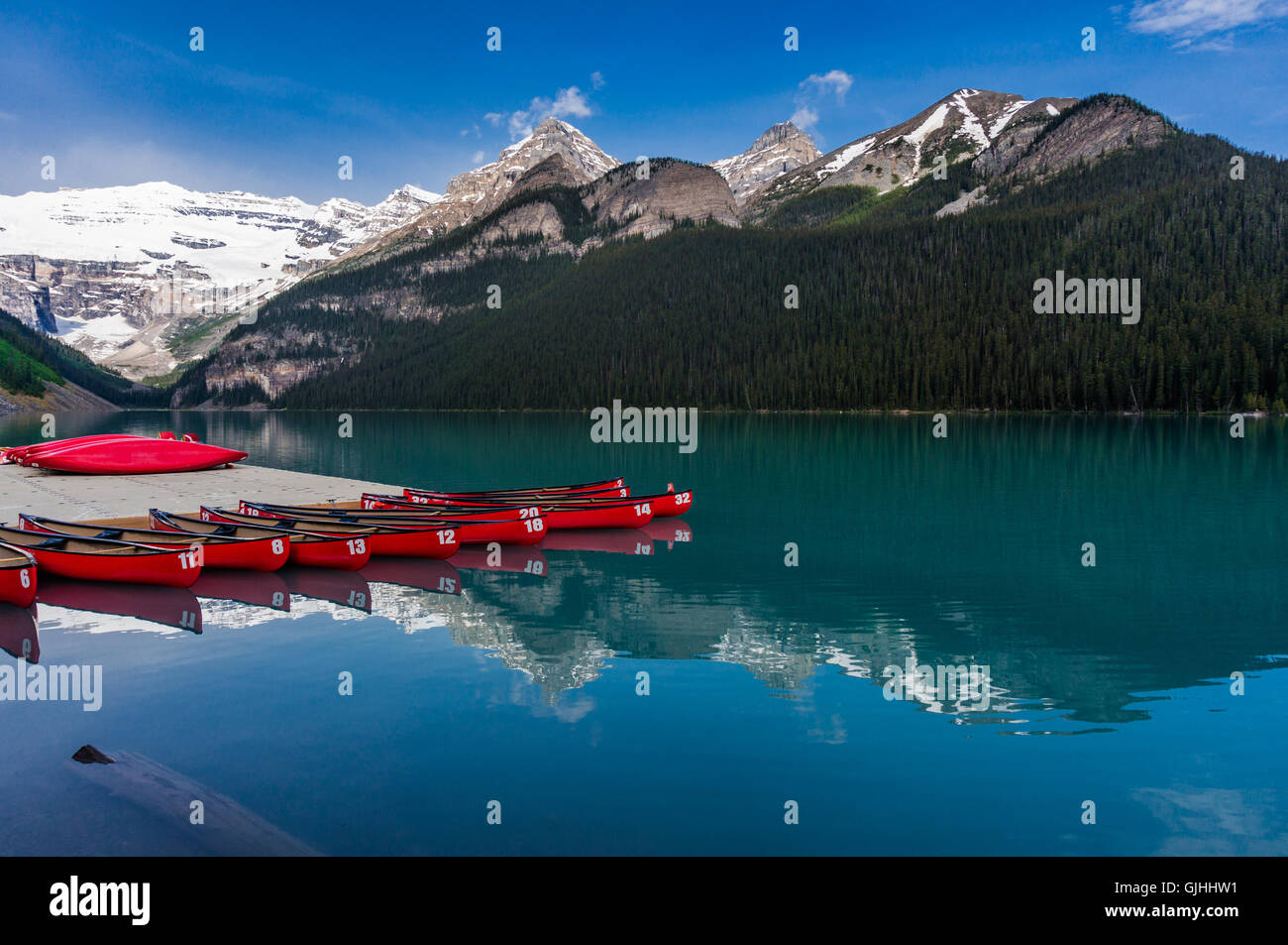 Canoa al Lago Louise, Canadian Rockies, il Parco Nazionale di Banff, Alberta, Canada Foto Stock