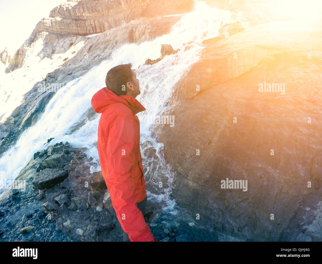L'uomo escursionismo fino a una cascata trail Foto Stock