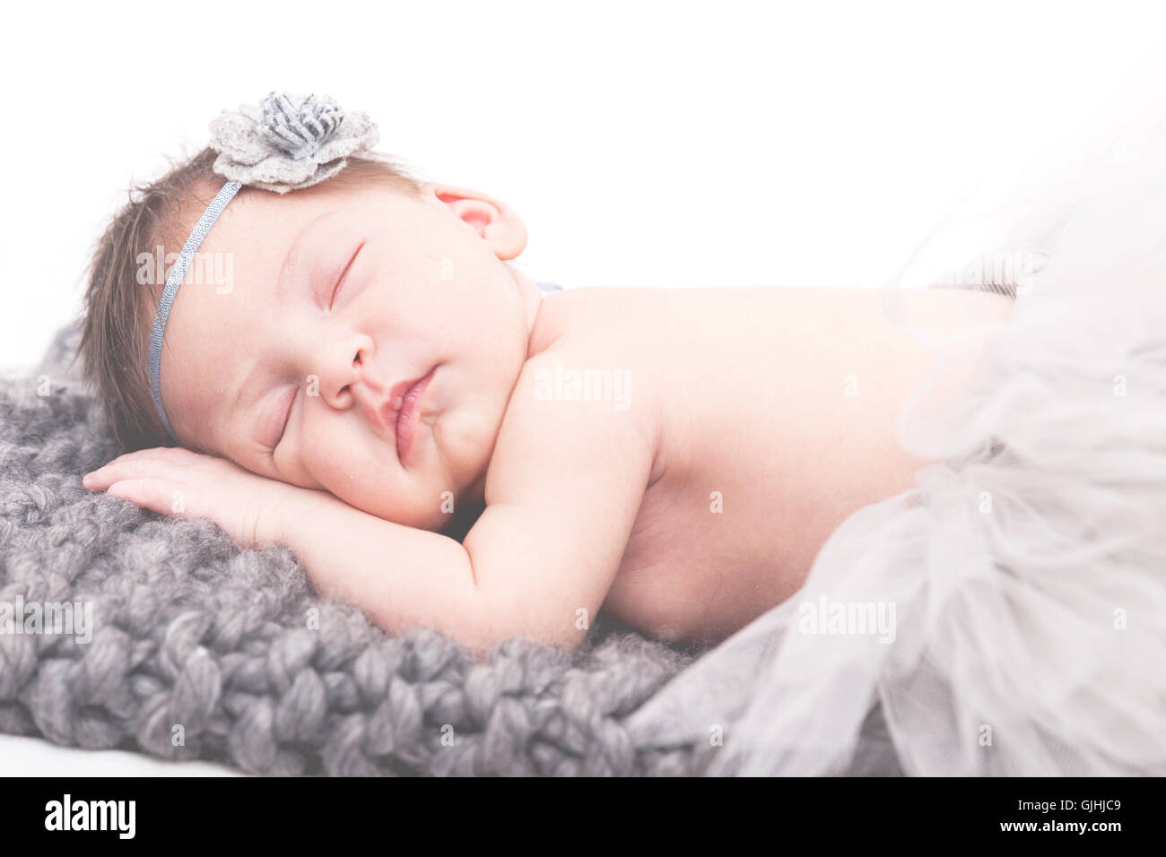 Ritratto di un neonato ragazza dorme su una coperta Foto Stock
