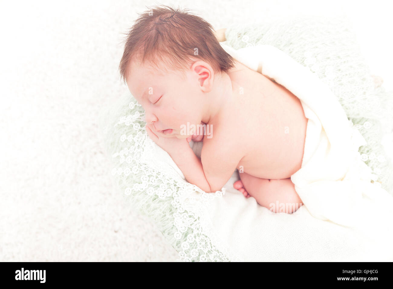 Ritratto di un neonato ragazza avvolto in una coperta dormendo Foto Stock