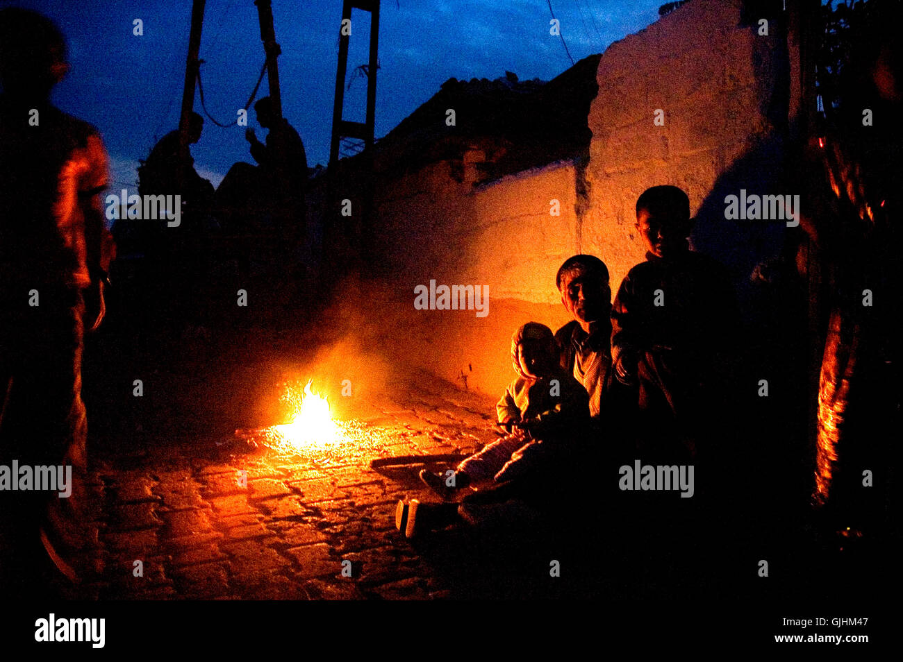 I Romani persone stanno celebrando Hidirellez (Kakava) nel quartiere kemikciler in Edirne. Foto Stock
