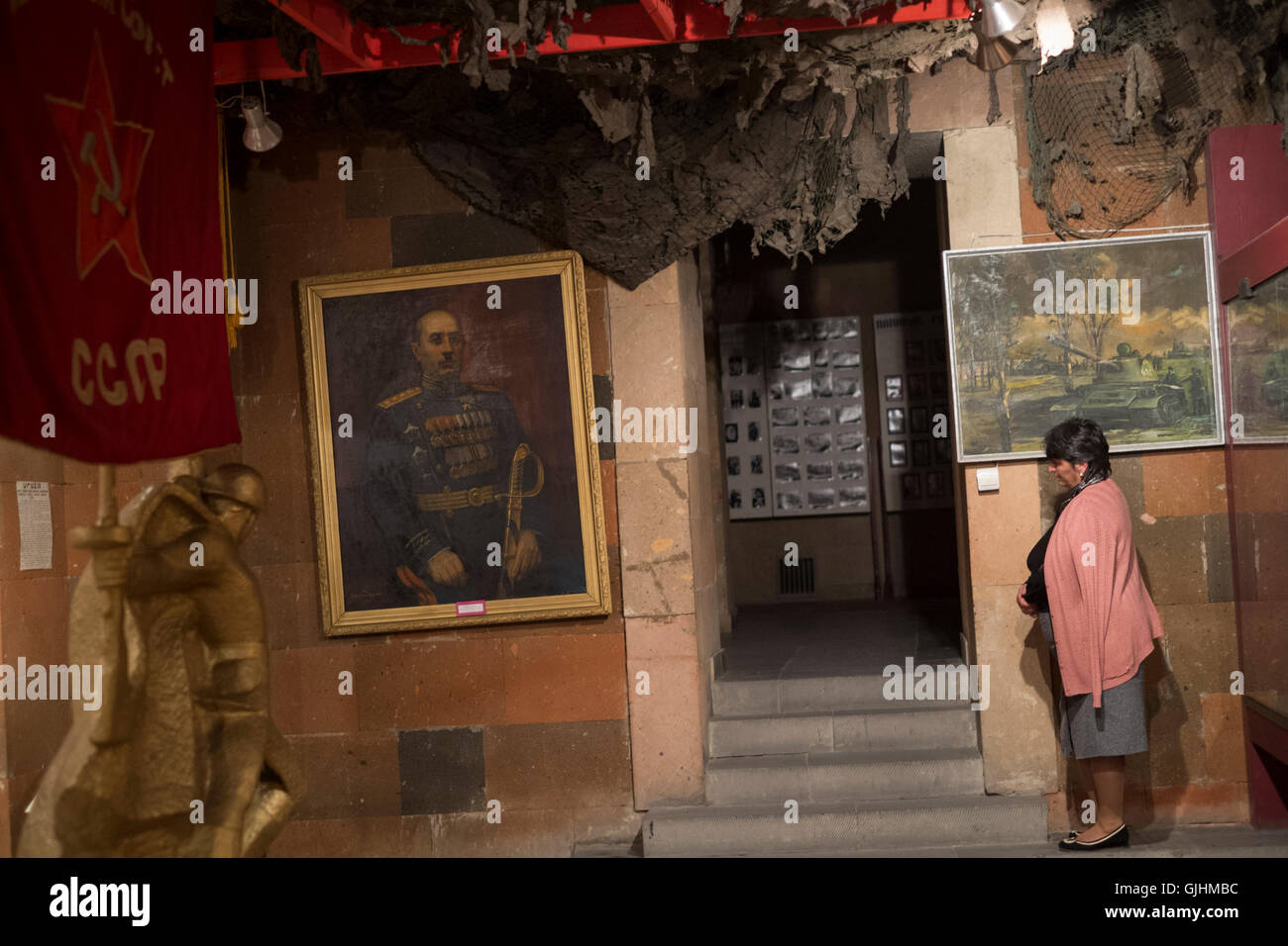 Manufatti storici dell'epoca sovietica visualizza nel museo della guerra di Yerevan. Foto Stock