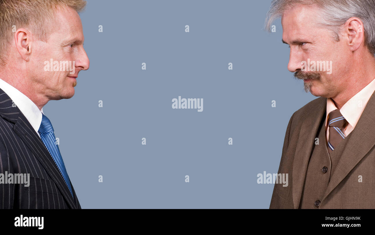 Conversazione gesticulate office Foto Stock
