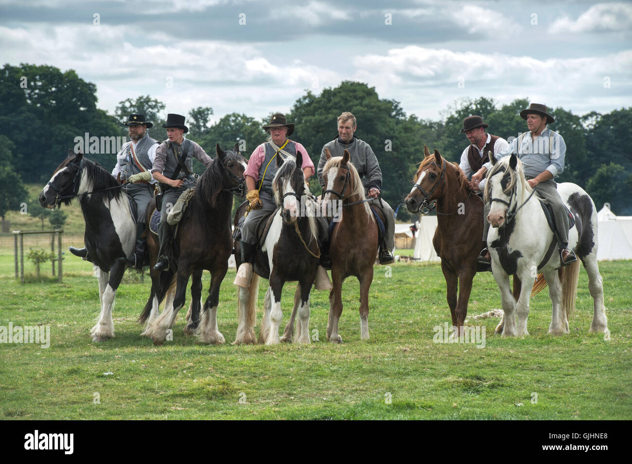 Confederato soldati a cavallo sul campo di battaglia della Guerra Civile Americana rievocazione storica a Spetchley Park, Worcestershire, Inghilterra Foto Stock