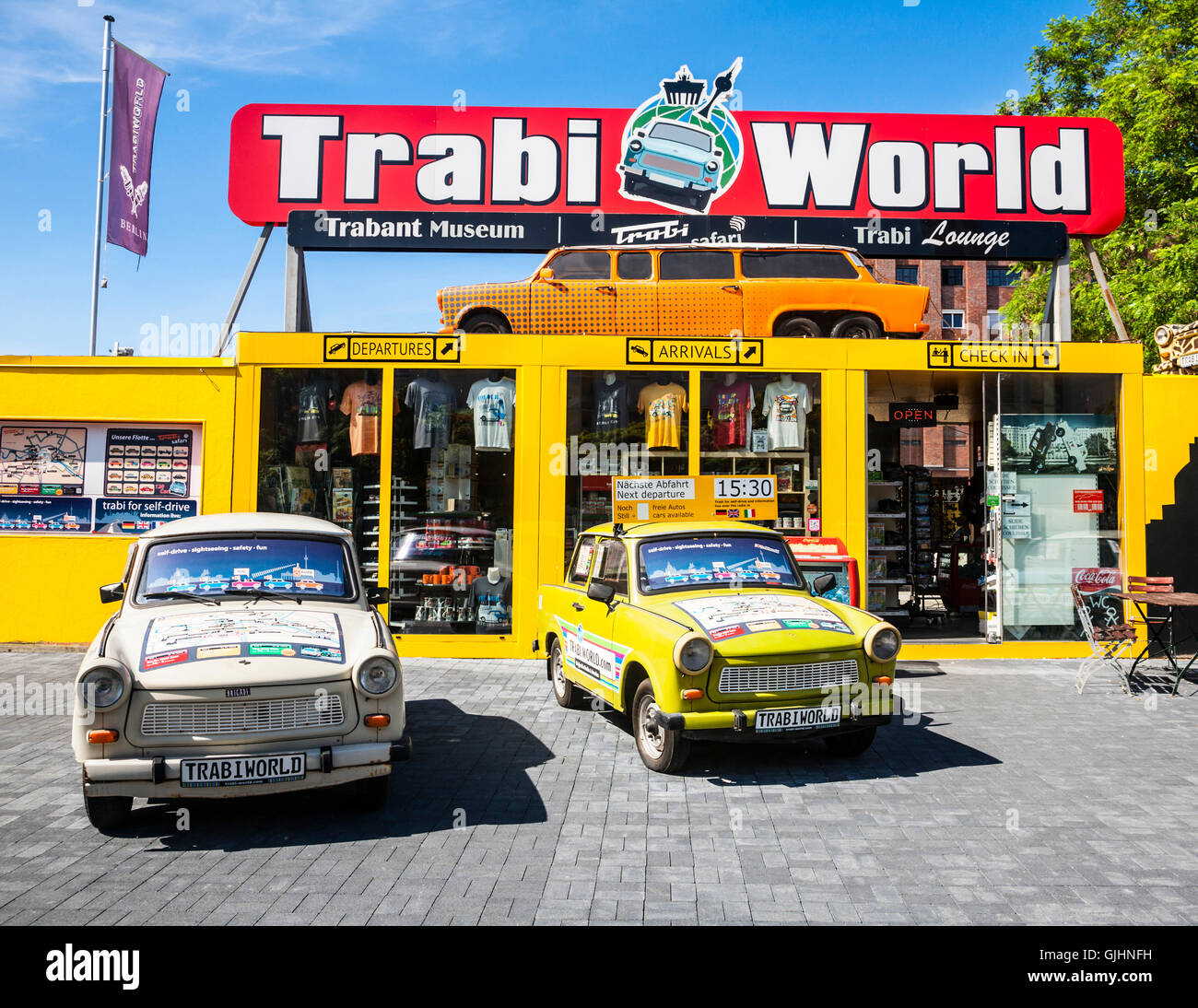Un paio di vecchi Trabant parcheggiato sul piazzale della Trabi Mondo, Mitte di Berlino, Germania. Foto Stock